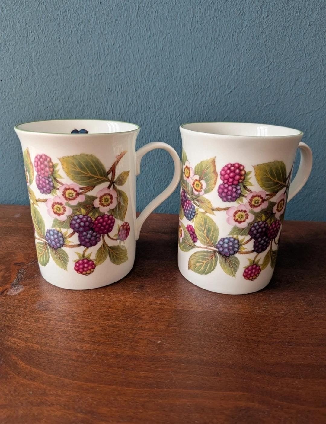 Set van 2 Crown Trent Fine Bone China mokken met bramen, Ophalen of Verzenden, Porselein, Overige stijlen, Kop(pen) en/of Schotel(s)