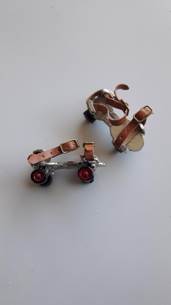 Rolschaatsen,  schaal 1:12. Poppenhuis miniatuur., Ophalen of Verzenden, Nieuw, Poppenhuis