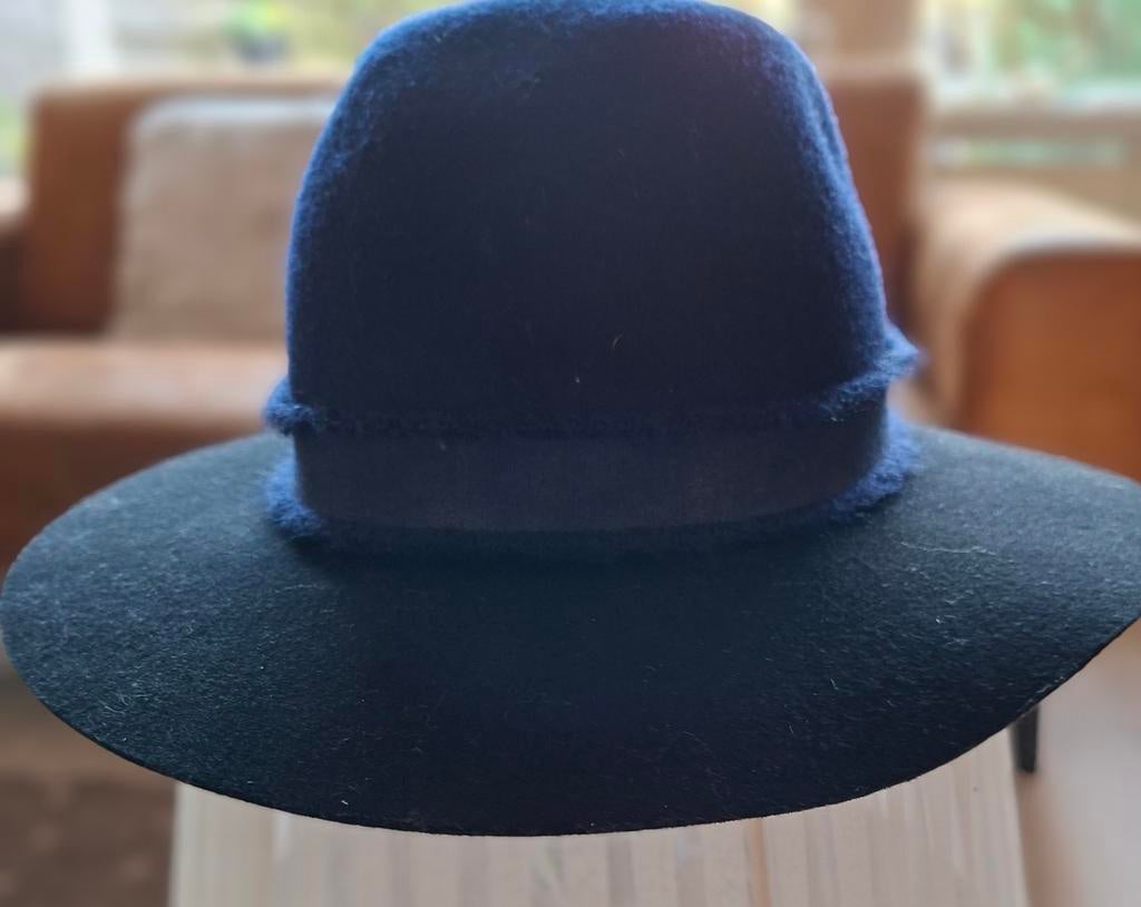 Dameshoed zwart met donkerblauw, Ophalen of Verzenden, Zo goed als nieuw