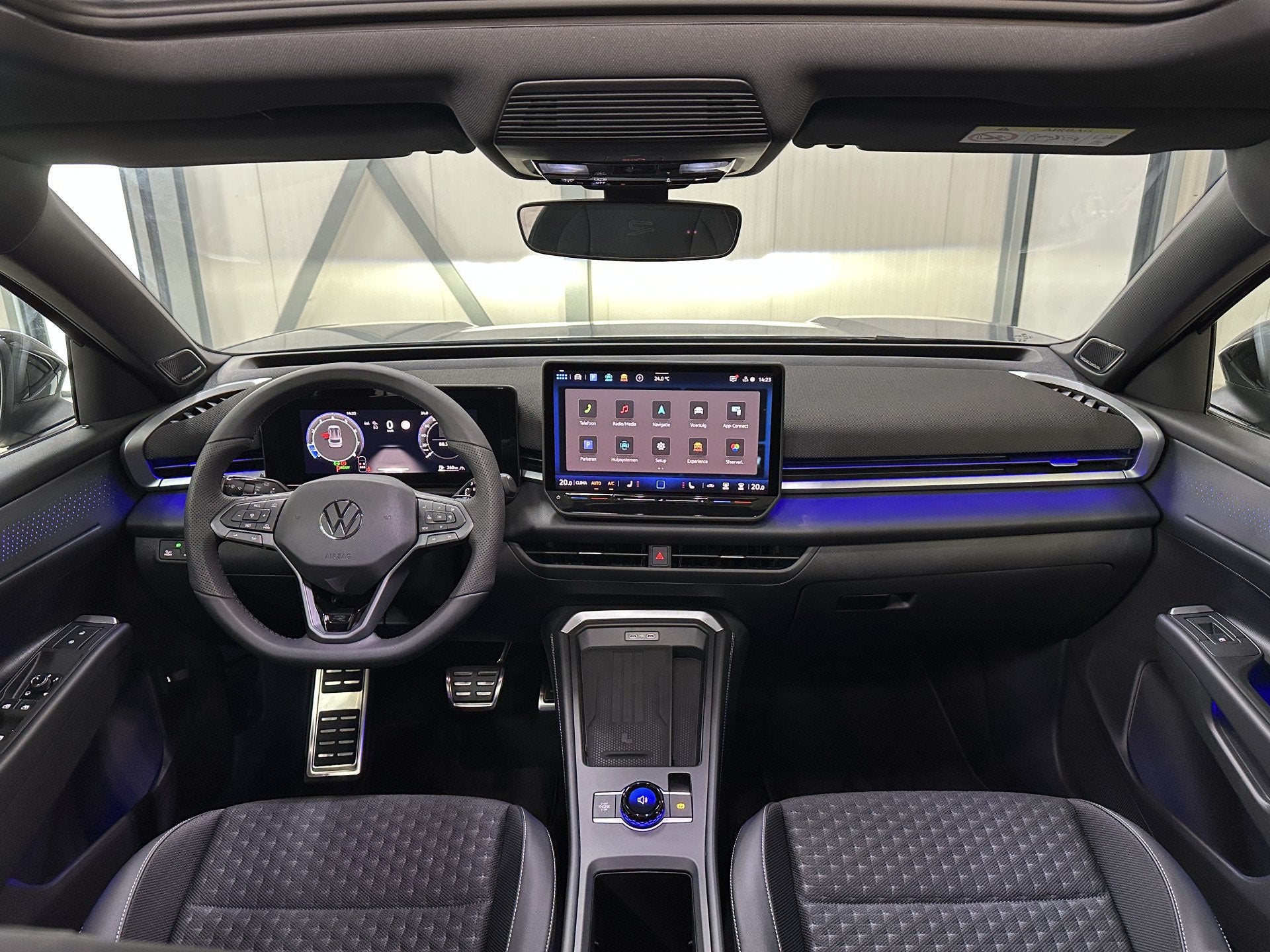 Volkswagen T-Roc 1.5 eTsi R-Line First Edition | H&K | Trekh, Auto's, Zwart, 4 cilinders, Leder en Stof, Bedrijf