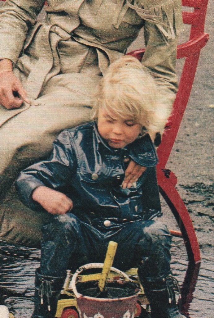 Retro reclame 1972 Vistram kindermode jongetje in regenpak, Verzenden, Overige typen
