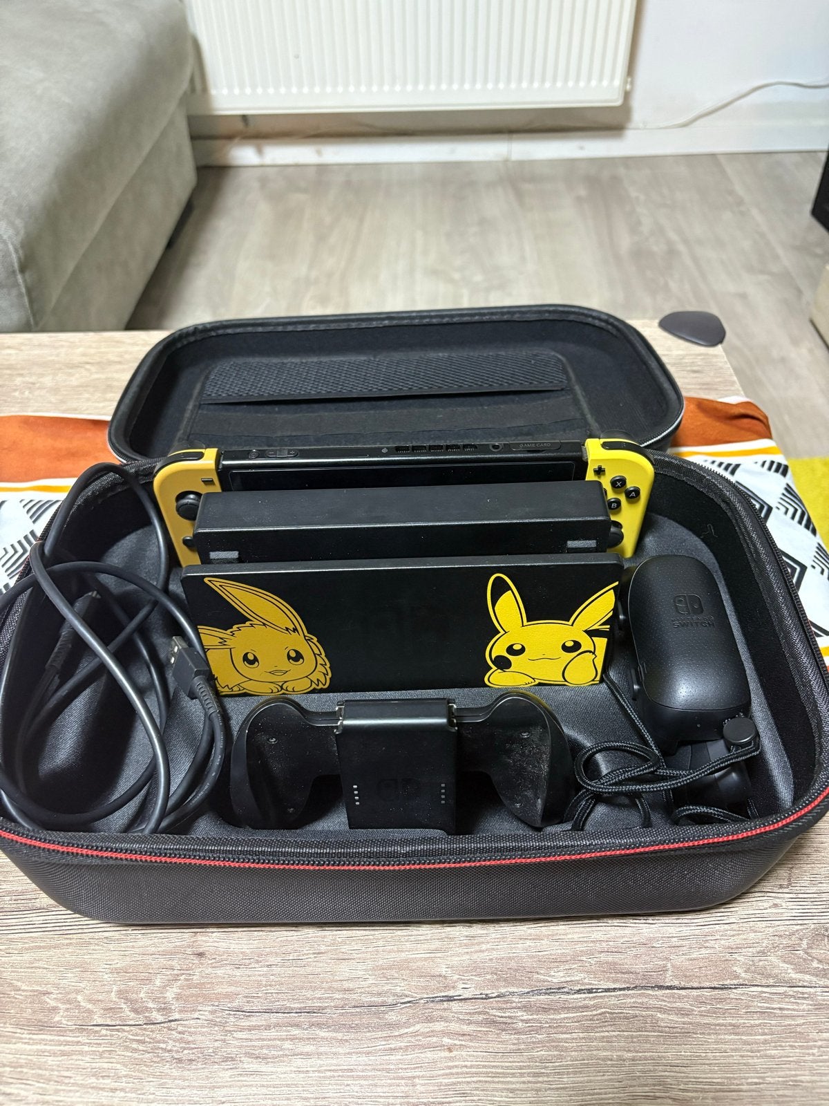 Nintendo Switch Let's Go Pikachu & Eevee Editie, Met games, Met 2 controllers, Ophalen of Verzenden, Zo goed als nieuw