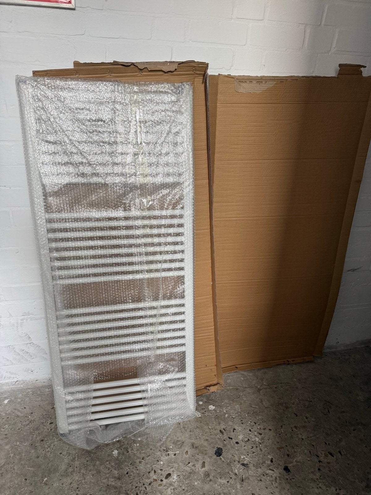 Nieuwe Handdoekradiator Recht 60x140 cm, 735 Watt, Radiator, Nieuw, Ophalen of Verzenden, 60 tot 150 cm