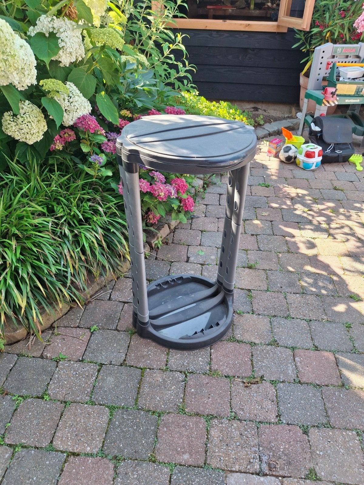 In hoogte verstelbare prullenbak, Ophalen