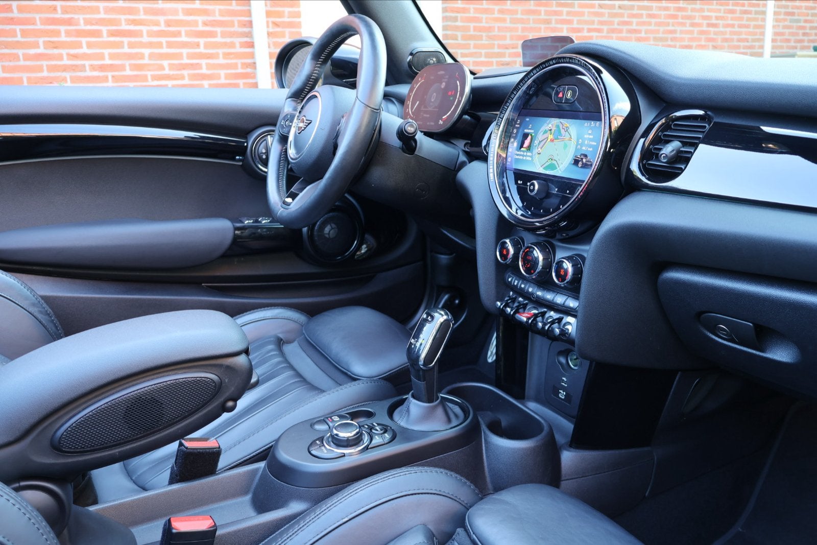 Foto 20 van Mini Cabrio 231pk JohnCooperWorks |2de eig.|LEER|Camera|19”