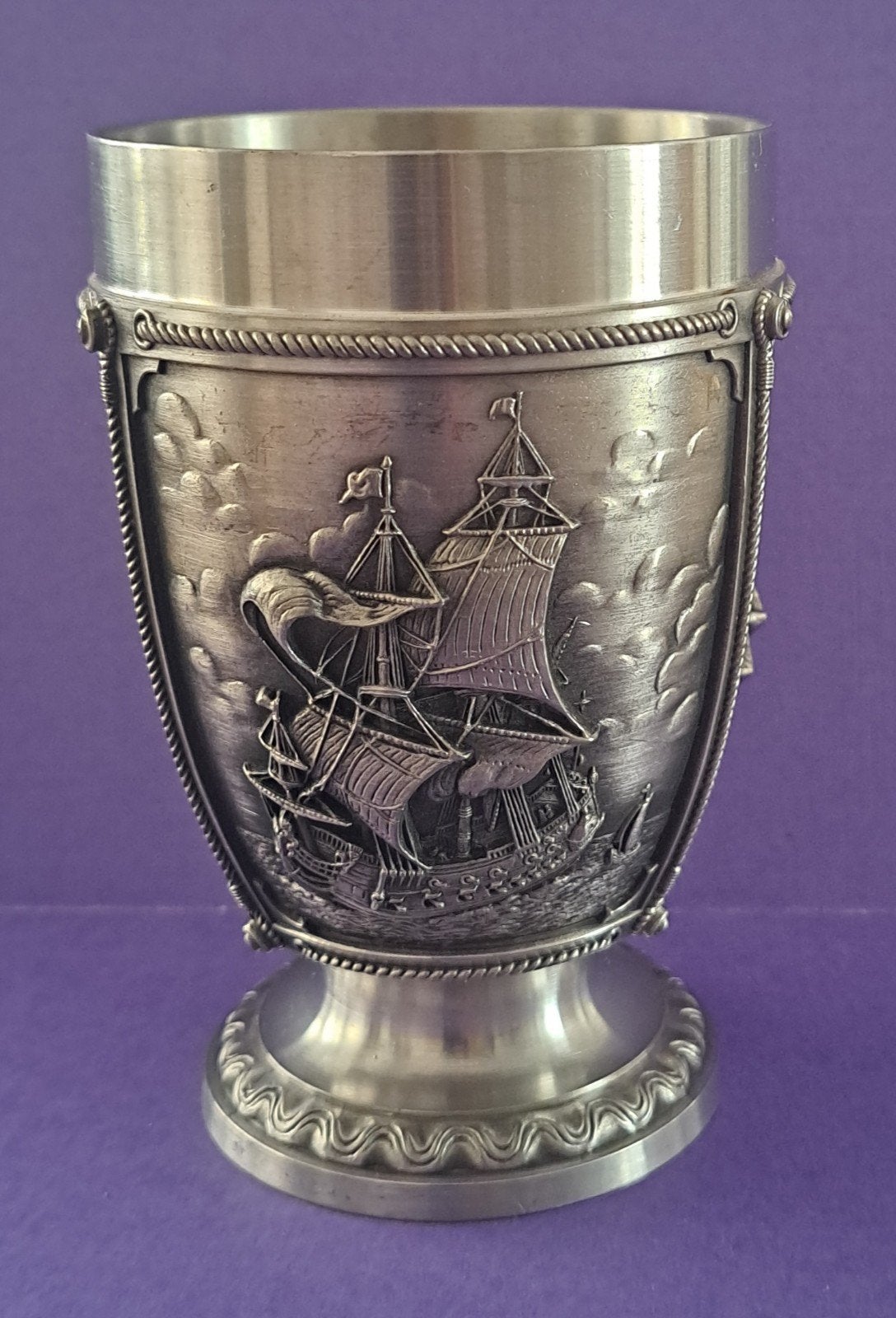 Mooie tinnen beker met scheepsafbeeldingen, 12 cm hoog, Ophalen of Verzenden