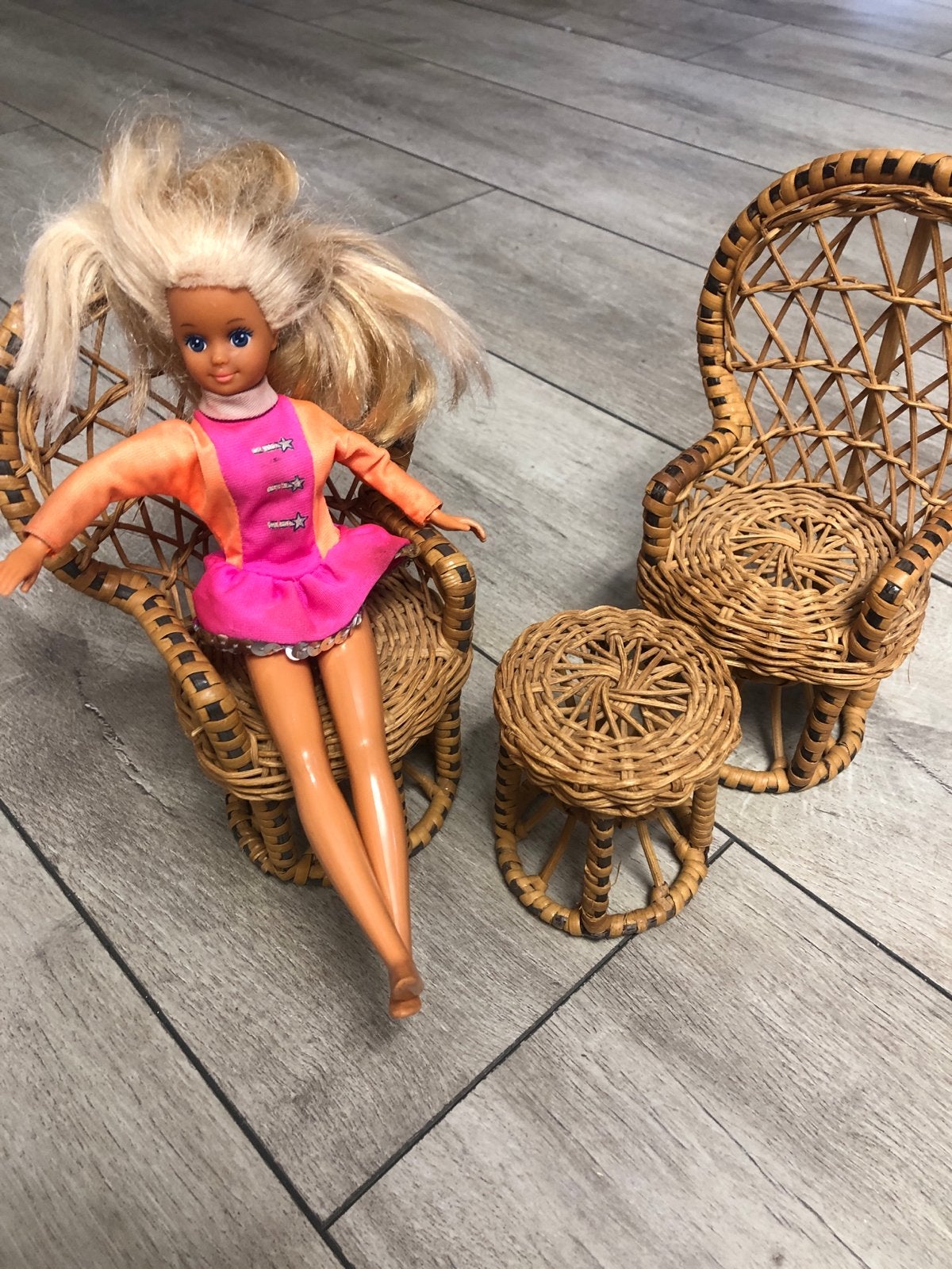Vintage Barbie met rieten Pauwen stoelen en tafeltje, Ophalen of Verzenden, Gebruikt, Barbie
