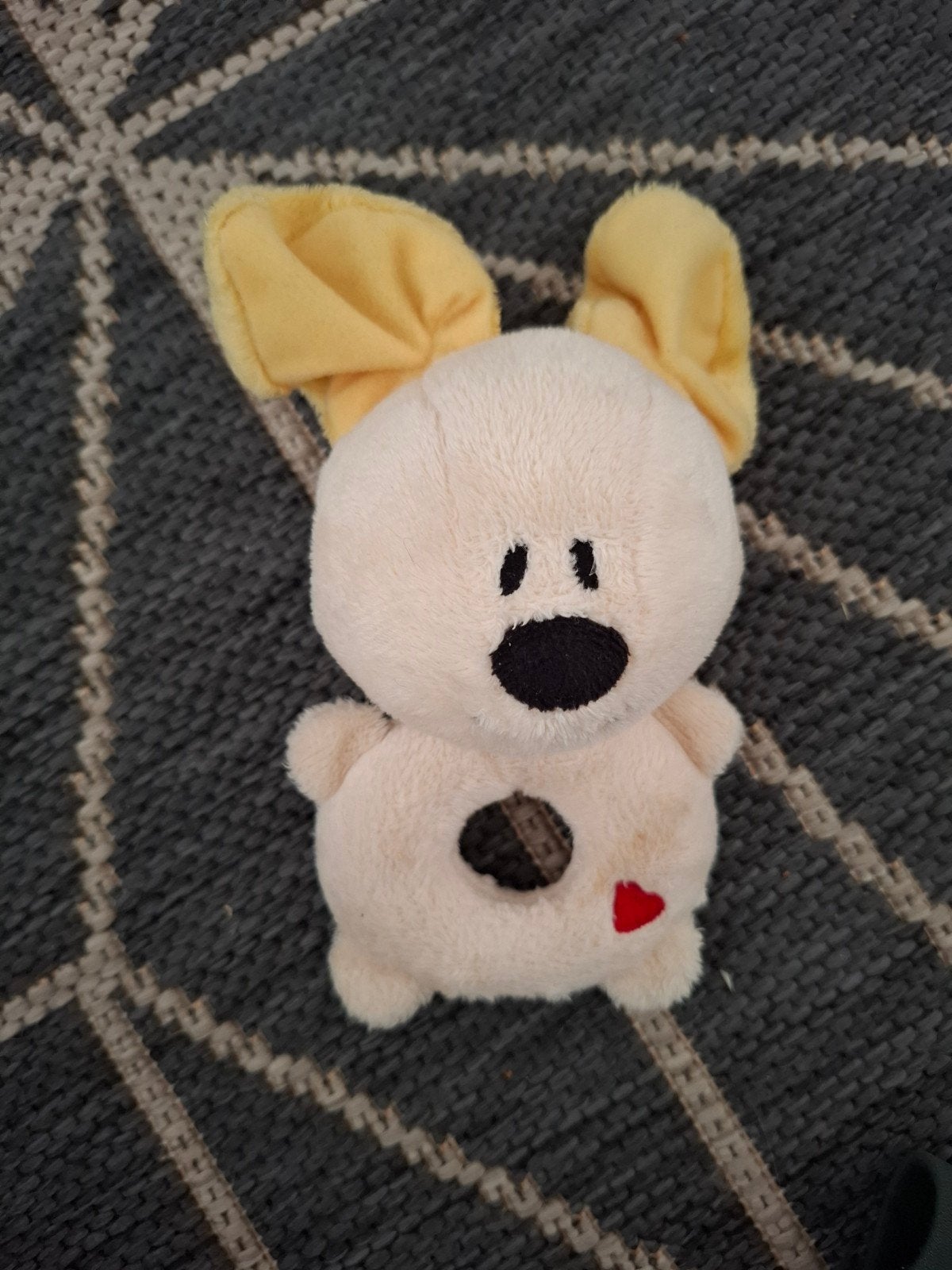 Schattige knuffel rammelaar hondje met hartje, Met geluid, Zo goed als nieuw, Klein (minder dan 20 cm), Beige