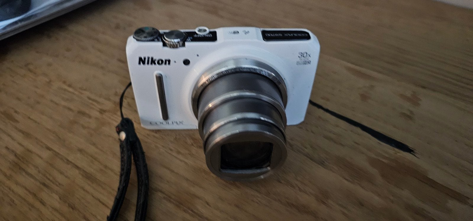 Nikon Coolpix S9700 met oplader, SD kaart en hoesje, Gebruikt, Ophalen of Verzenden, Compactcamera, WiFi