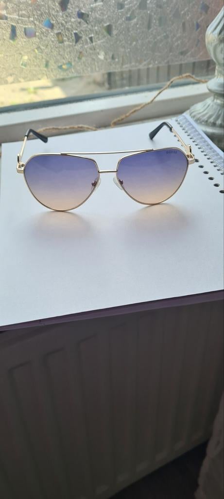 Guess aviator zonnebril, goudkleurig en krasvrije glazen!, Ophalen of Verzenden, Zo goed als nieuw, Zonnebril, Overige merken