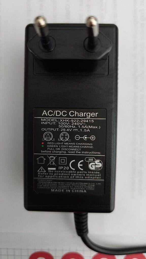 adapter universeel AC/DC model xhk-922-29415 output 1.5A, Computers en Software, Laptop-opladers, Ophalen of Verzenden, Zo goed als nieuw