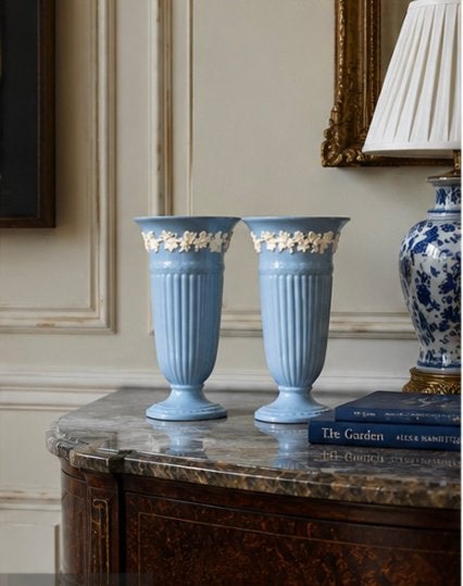 Set van 2 originele Wedgwood Embossed Queen’s Ware vazen, Antiek en Kunst, Ophalen of Verzenden