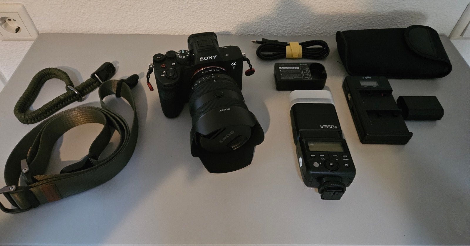 Sony Alpha A7IV /A7iv + FE 20-70 G lens + Godox V350 flitser, Accu, Bluetooth, Ophalen of Verzenden, Zo goed als nieuw