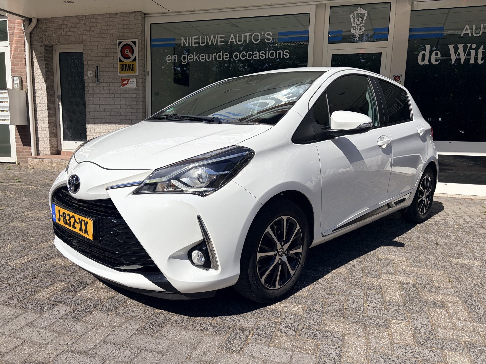 Toyota Yaris 1.5 VVT-i Dynamic Achteruitrij camera/Autom. ai, Voorwielaandrijving, Euro 6, 4 cilinders, Wit