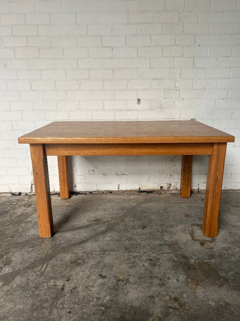 Uitschuifbare eiken eettafel met robuuste poten