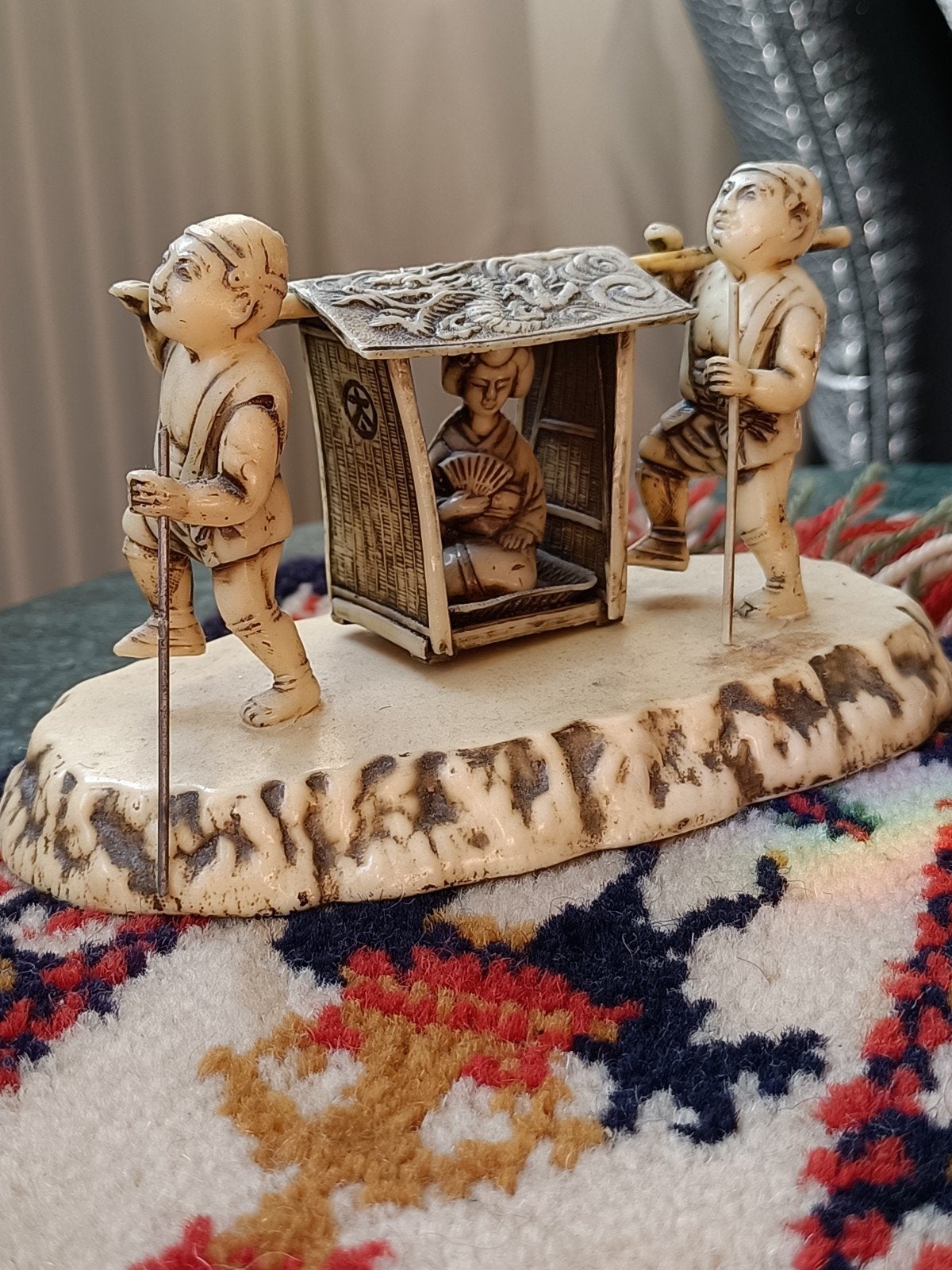 Antiek Japans Okimono van drie figuren, Natuurlijk materiaal, Beige, Ophalen of Verzenden, Japan