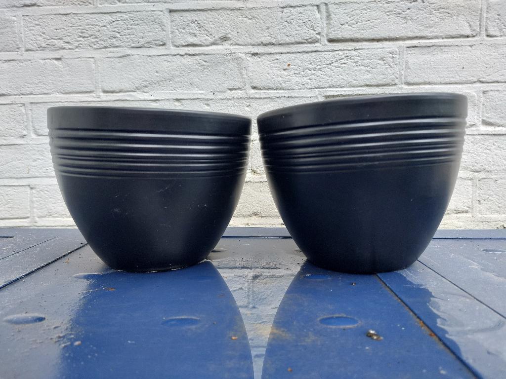 Twee keramische bloempotten binnen, zwart, Ophalen, Gebruikt, Rond, Binnen