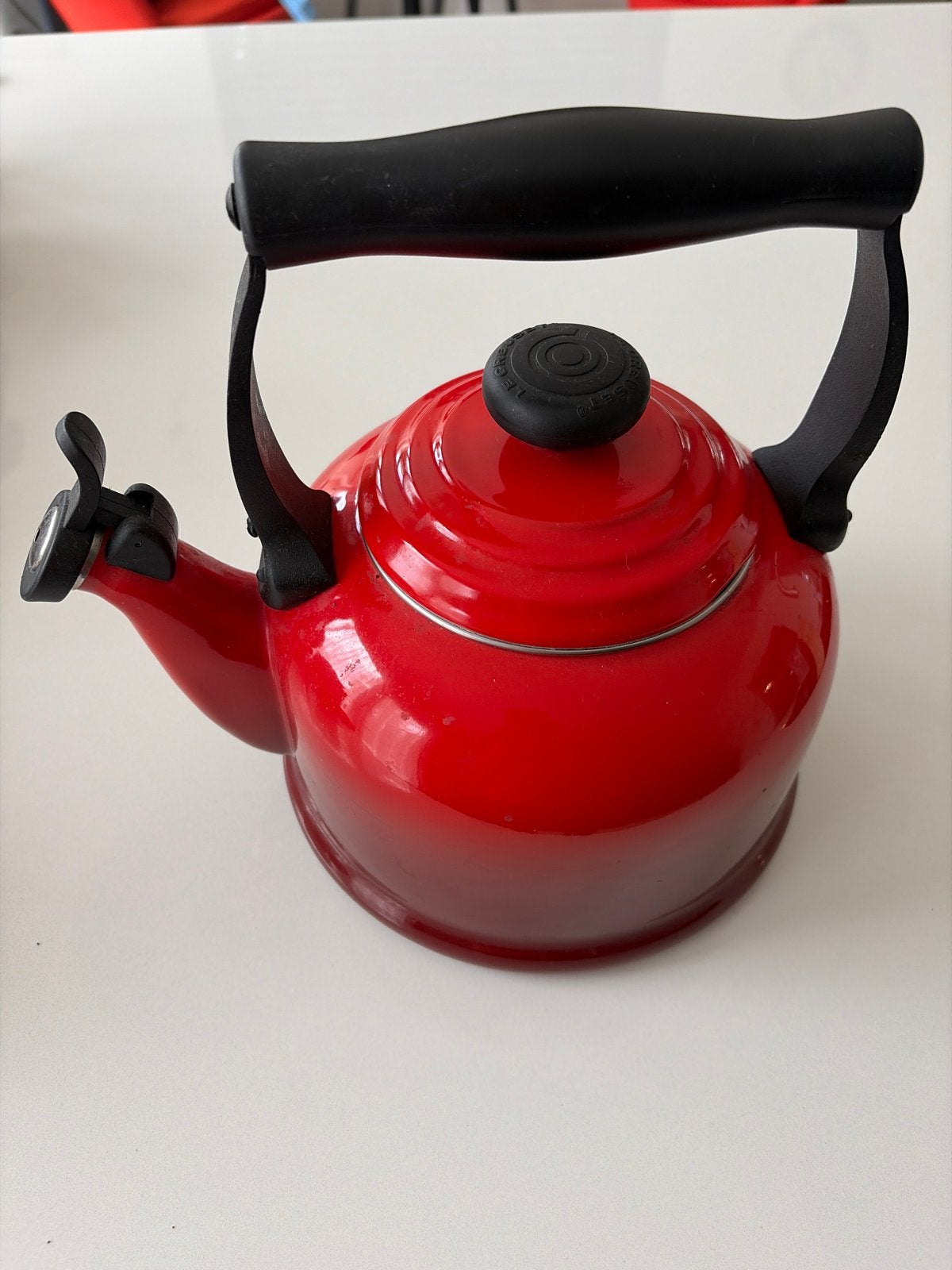 Le Creuset fluitketel rood 2.1L, Gebruikt, Ophalen of Verzenden, Metaal, Rood