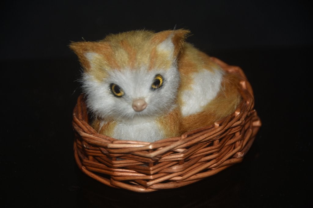 Kat in mandje beeldje figuurtje, Verzenden, Zo goed als nieuw, Dier