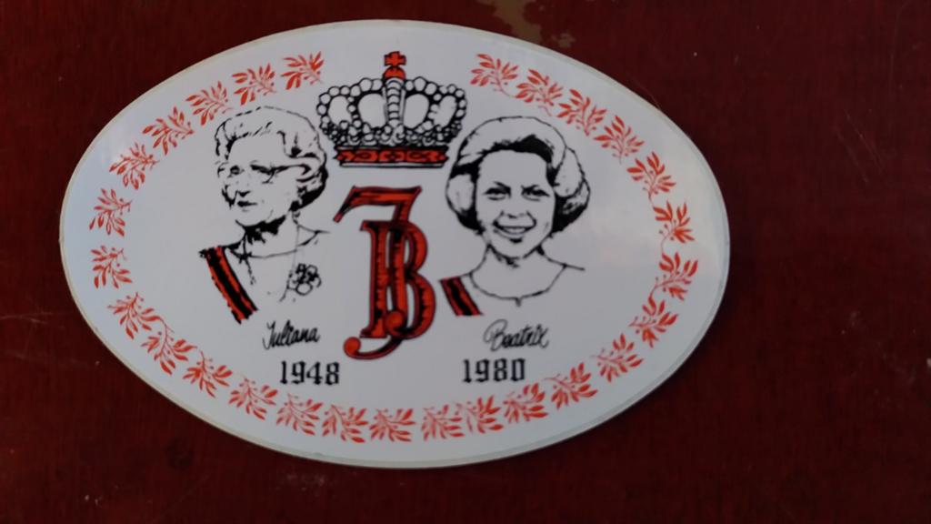 Sticker Juliana Beatrix, Verzamelen, Koninklijk Huis en Royalty, Ophalen of Verzenden, Zo goed als nieuw, Kaart, Foto of Prent