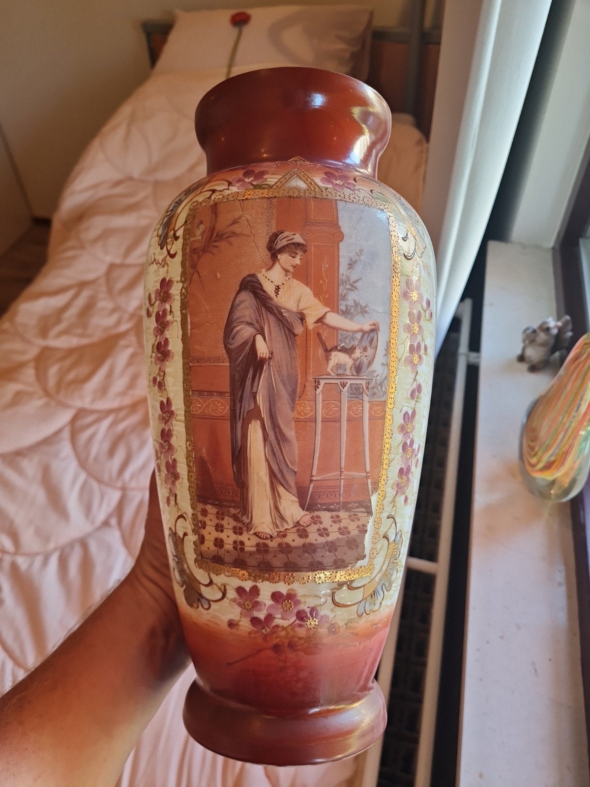 Antieke vaas met klassieke afbeelding en bloemmotief, Antiek en Kunst, Antiek | Vazen, Ophalen of Verzenden