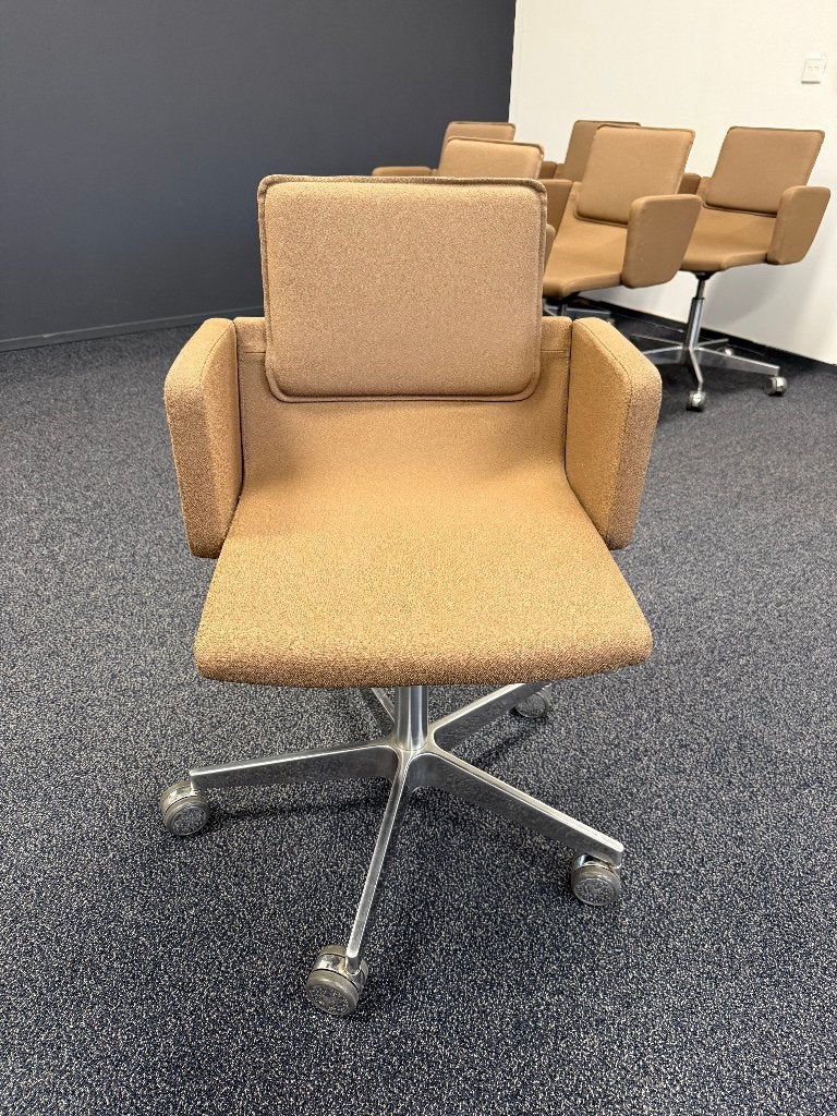6x Gispen Triennial vergaderstoelen – aluminium onderstel, Bruin, Stof, Ophalen of Verzenden, Zo goed als nieuw