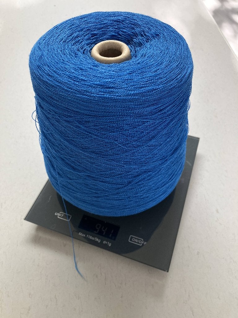 blauw getextureerd garen, ruim 900 gram op cone, Hobby en Vrije tijd, Ophalen of Verzenden, Nieuw, Breien of Haken, Wol of Garen