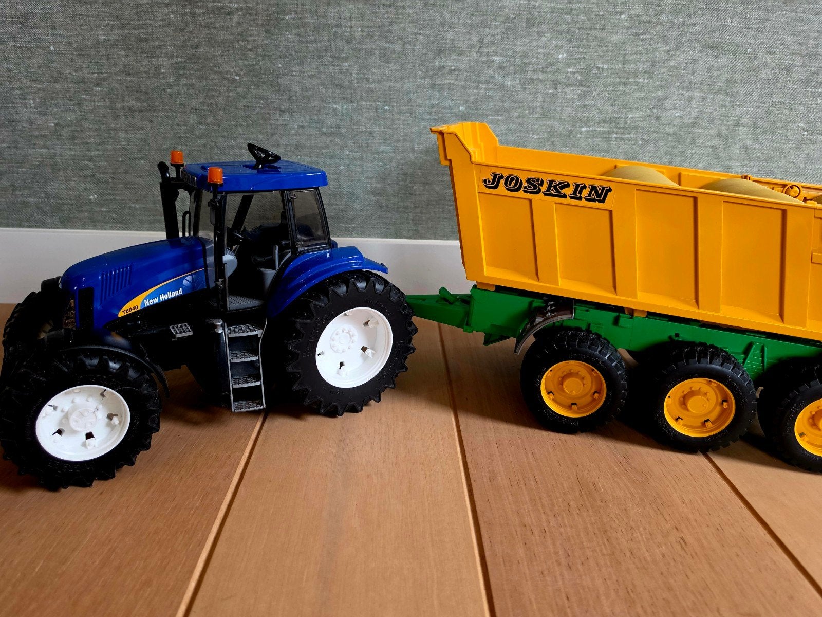 Bruder New Holland T7040 tractor met 2 trailors, Ophalen, Zo goed als nieuw