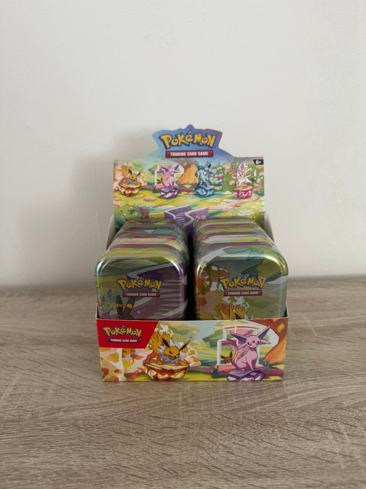 Pokemon TCG: Prismatic Evolutions mini tin display, Hobby en Vrije tijd, Verzamelkaartspellen | Pokémon, Ophalen of Verzenden