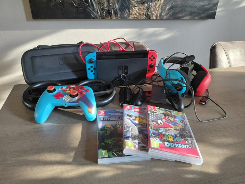 Nintendo Switch (oud model) met accessoires en 3 spellen, Spelcomputers en Games, Spelcomputers | Nintendo Switch, Zo goed als nieuw