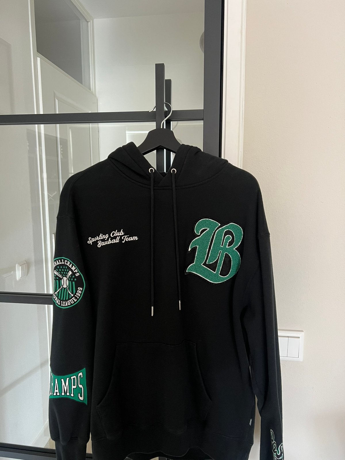 Hoodie met emblemen, Ophalen of Verzenden, Zo goed als nieuw, Maat 46 (S) of kleiner, Zwart