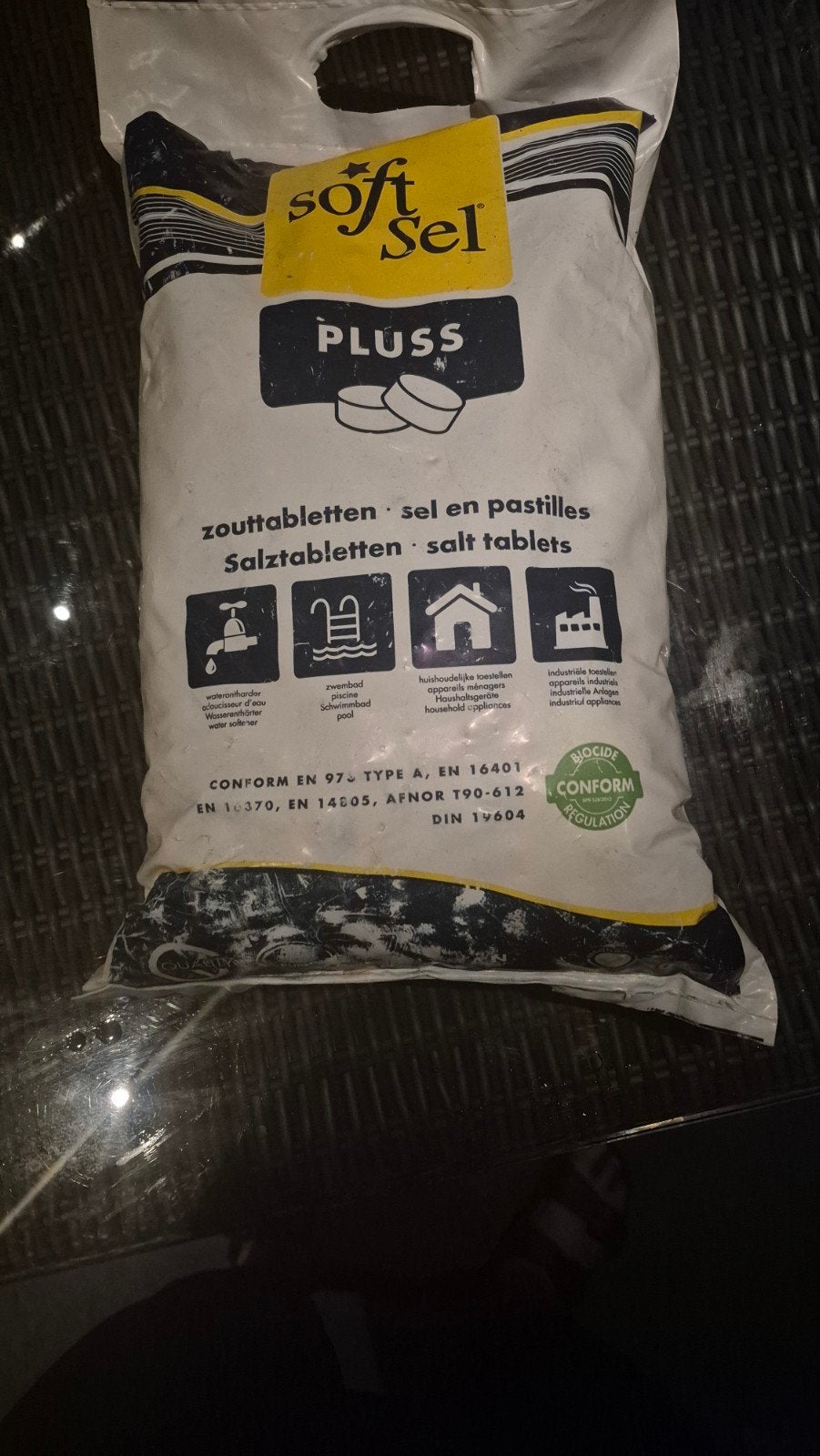 GRATIS.  Soft Sel Pluss Zouttabletten voor Zwembad en Watero, Ophalen, Zo goed als nieuw