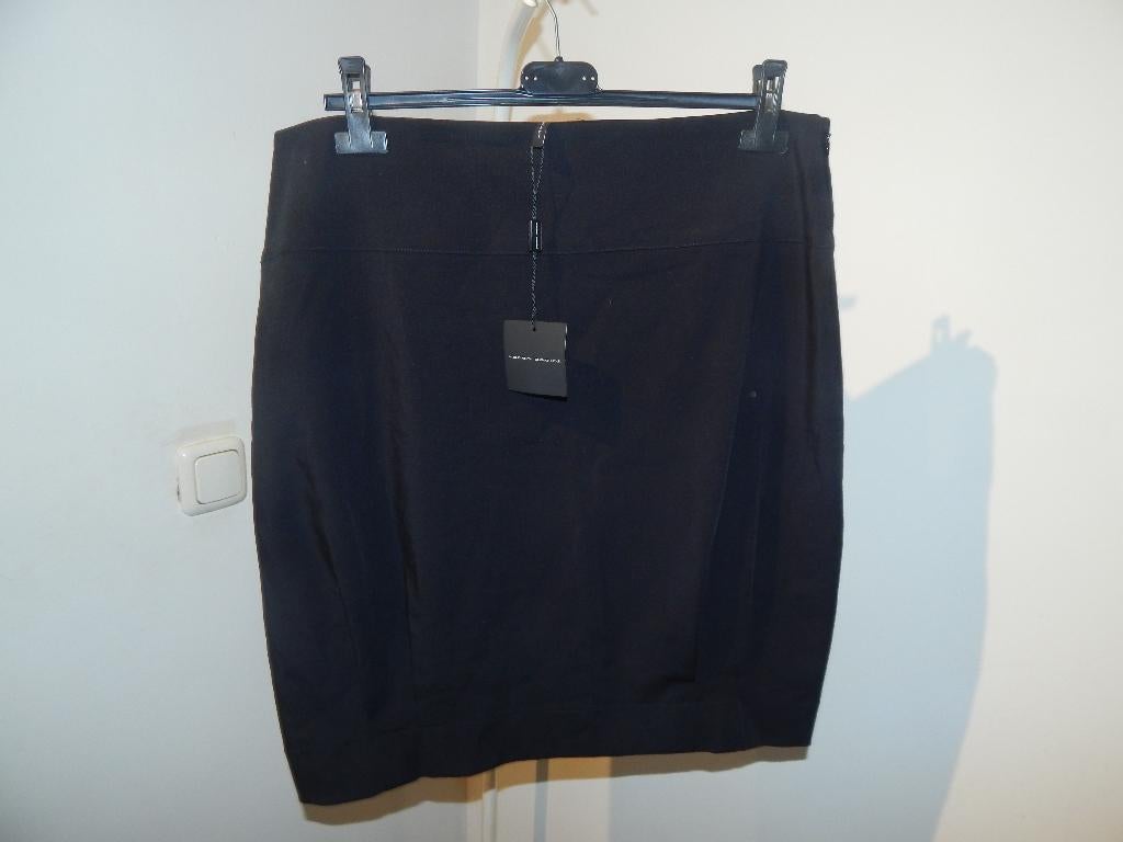 Sarah Pacini rok zwart, valt iets bol, nieuw met labels 3/40