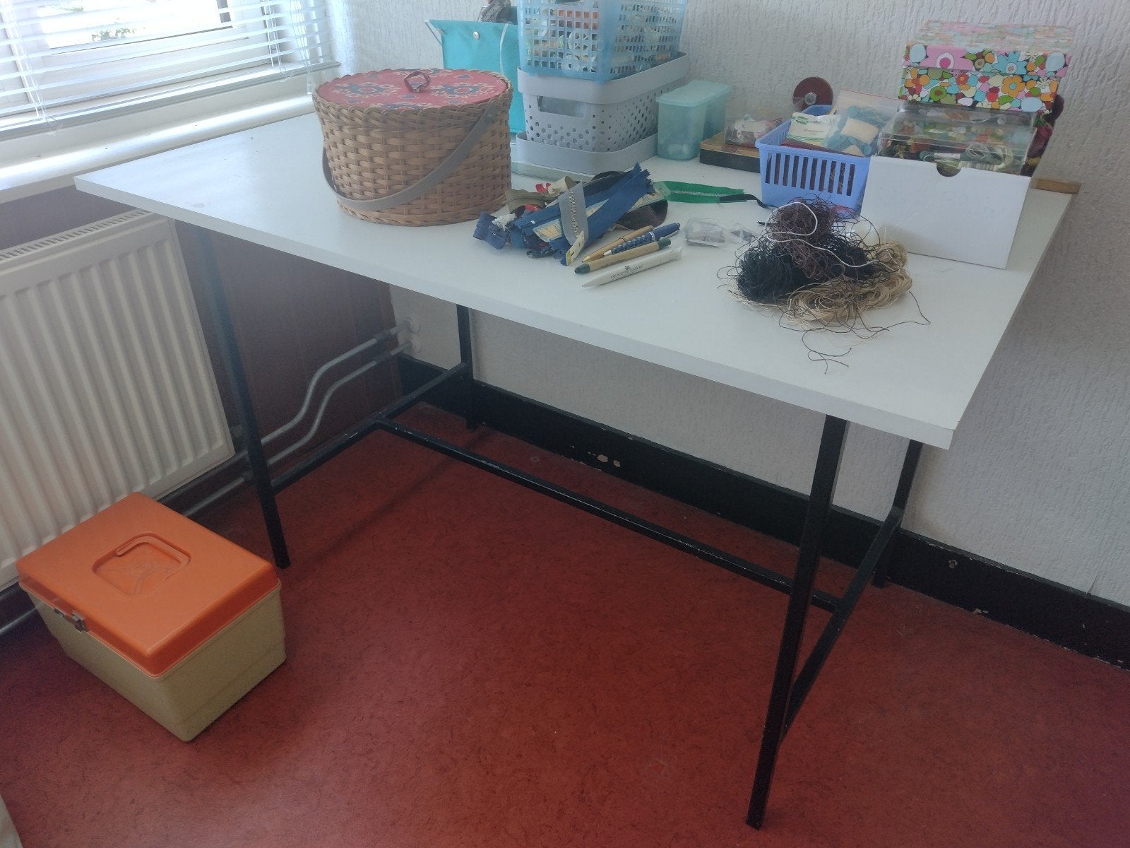 Stevige witte tafel met metalen onderstel, Hobby en Vrije tijd, Ophalen, Naaimachine, Overige merken