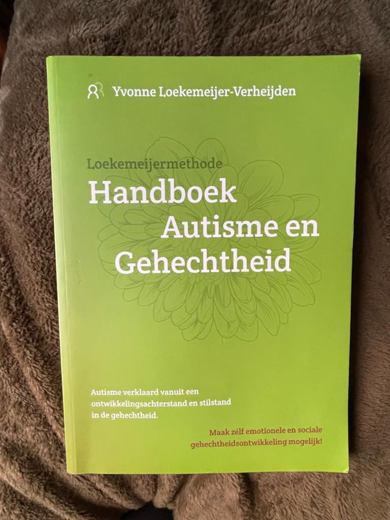 Handboek Autisme en Gehechtheid - Yvonne Loekemeijer, Ophalen of Verzenden, Zo goed als nieuw, Ontwikkelingspsychologie