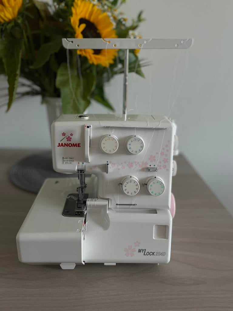 VERKOOP Nieuw! Janome lock machine, Hobby en Vrije tijd, Naaimachines en Toebehoren, Ophalen of Verzenden, Zo goed als nieuw, Lockmachine