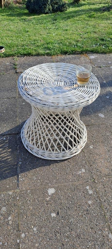 Wit rotan bijzettafeltje 40x40, Ophalen