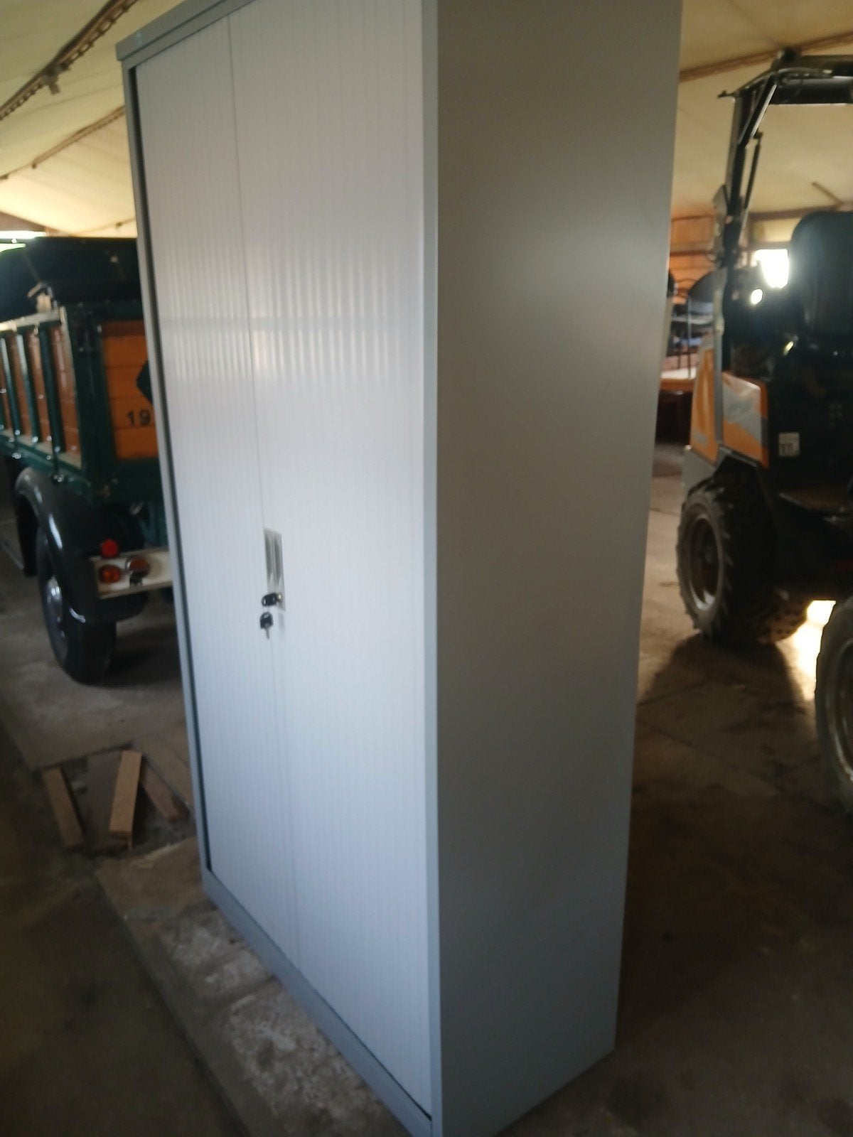 Metalen kast met kunststof schuifdeuren, Huis en Inrichting, Kasten | Roldeurkasten en Archiefkasten, Ophalen, 100 tot 150 cm