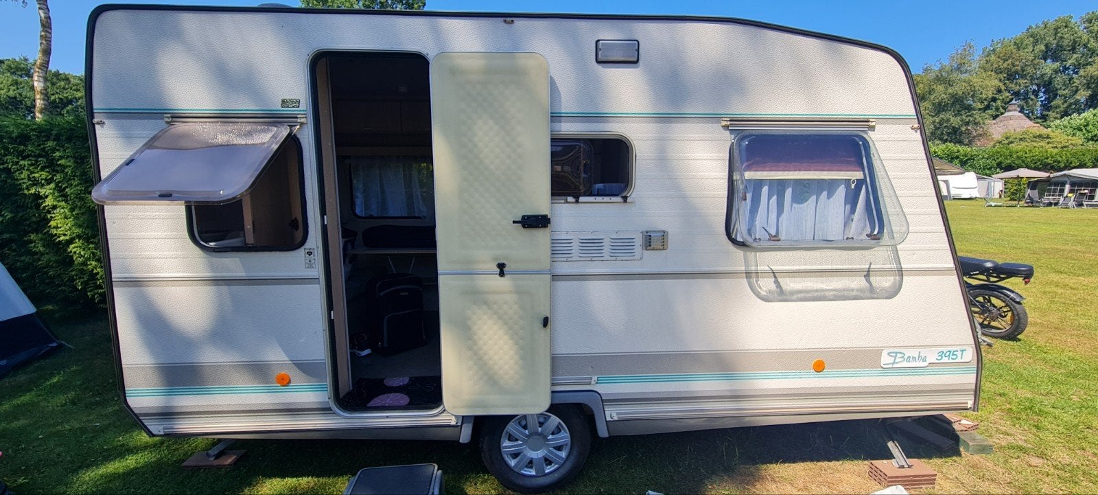 Caravelair Bamba 395T - Nette en complete caravan, Caravans en Kamperen, Caravans, Standaardzit, Particulier, Carado, Tot en met 4