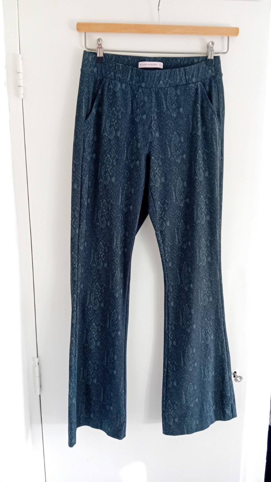 Studio Anneloes Flair Trousers donkergroen slangenprint S, Studio Anneloes, Ophalen of Verzenden, Zo goed als nieuw, Maat 36 (S)