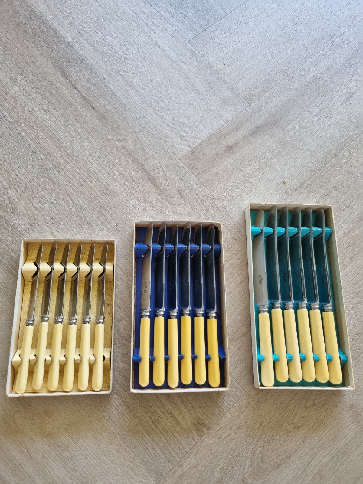 Set van 18 vintage Bastet roestvrijstalen messen, Antiek en Kunst, Antiek | Bestek, Ophalen of Verzenden