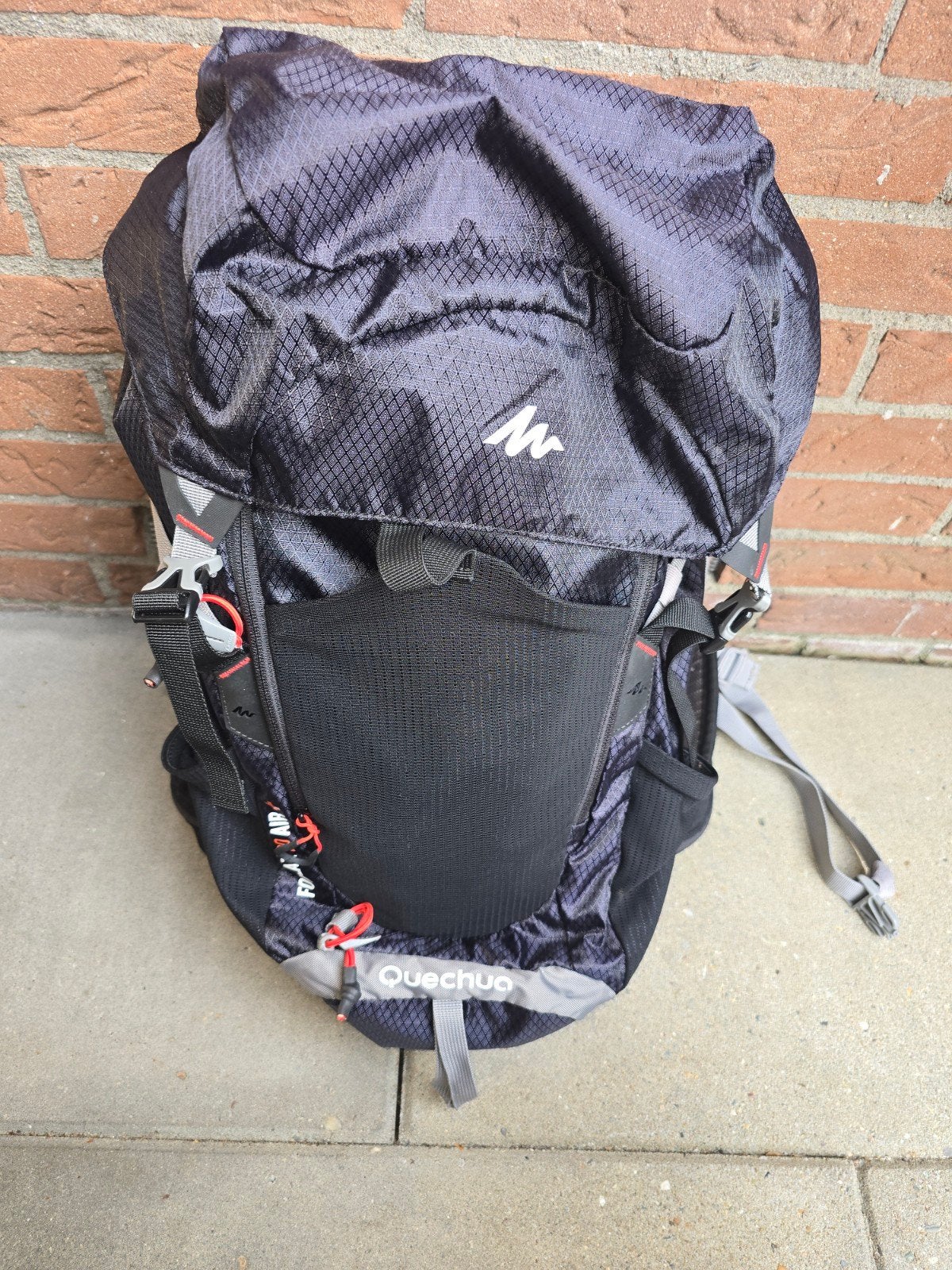 Quechua Trekking Rugzak - Zwart, Comfortabel & Ruim, Gebruikt, 25 tot 40 cm, Ophalen of Verzenden, Waterdicht