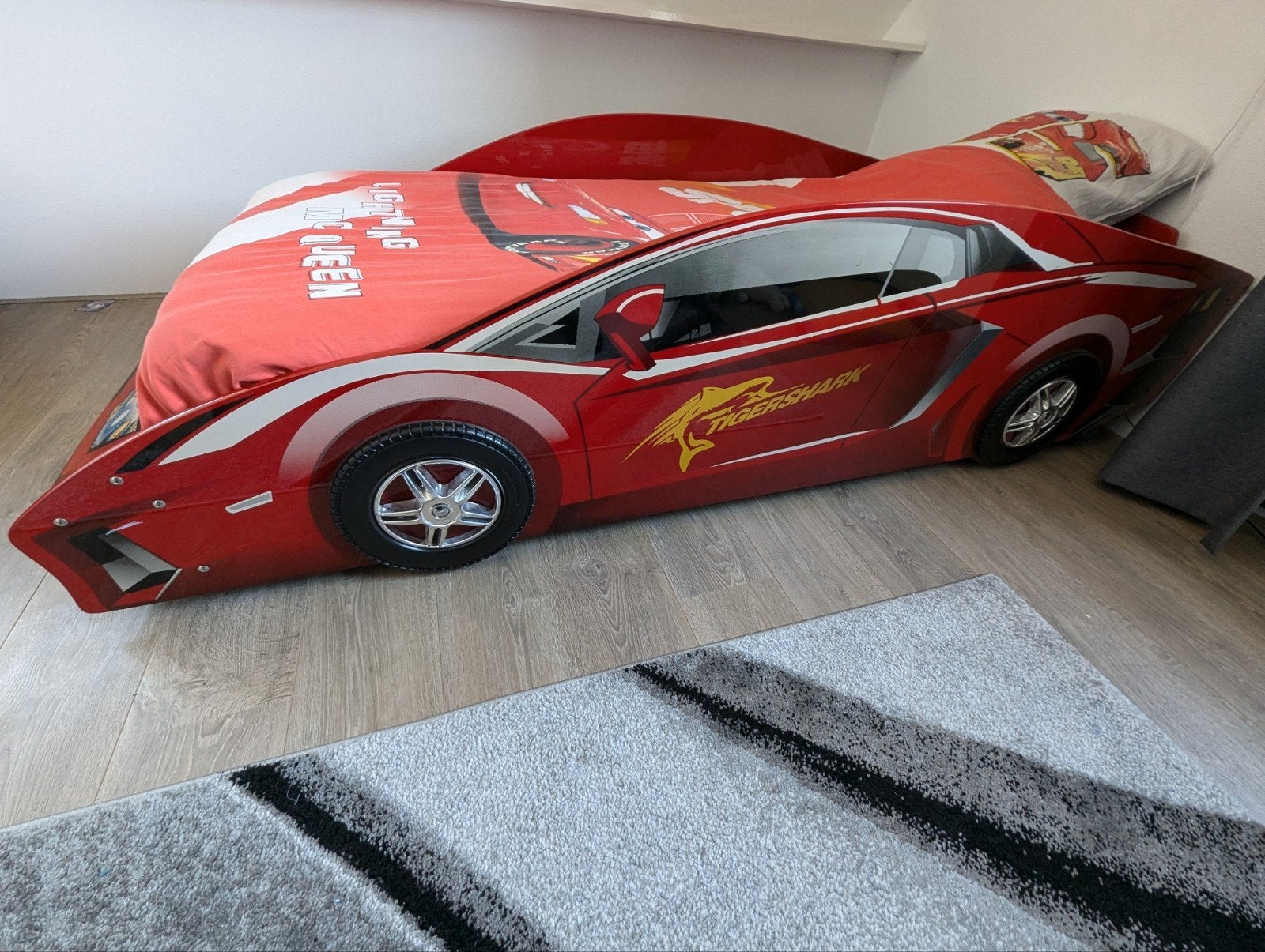 Kinderbed autobed sportauto Vipack, Ophalen, 85 tot 100 cm, Zo goed als nieuw, Lattenbodem