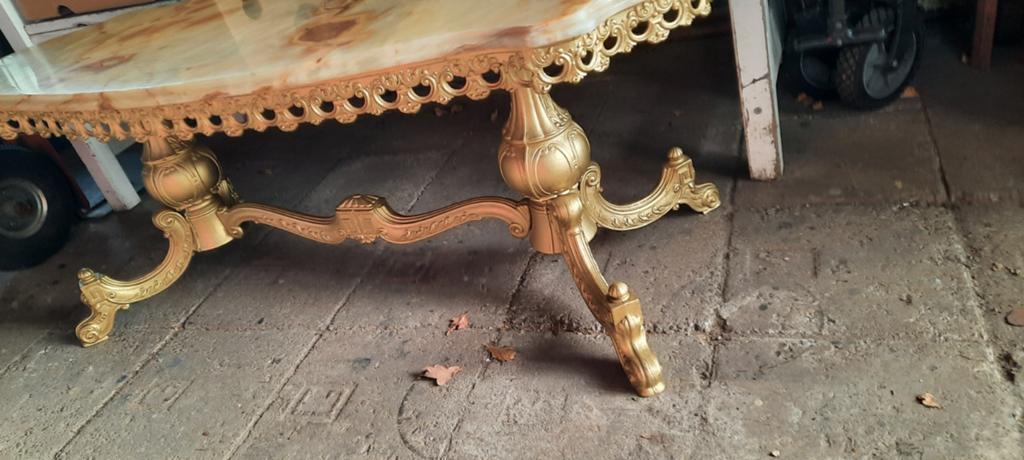 Antieke salontafel met marmeren blad en gouden onderstel, Antiek en Kunst, Antiek | Meubels | Tafels, Ophalen
