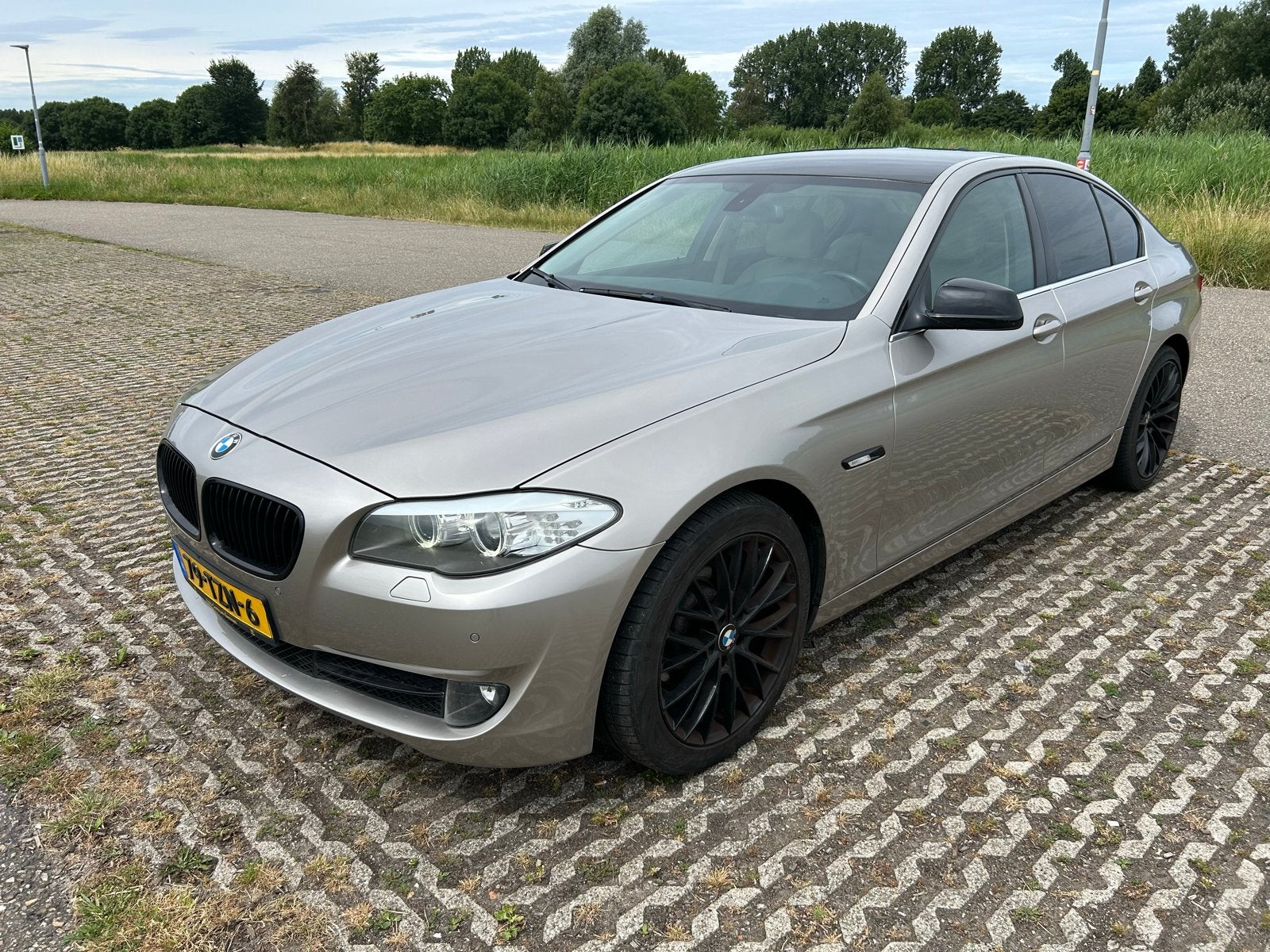 BMW 5-Serie 520i 184pk Aut. 2012, Auto's, BMW, Achterwielaandrijving, Beige, 4 cilinders, 2000 kg