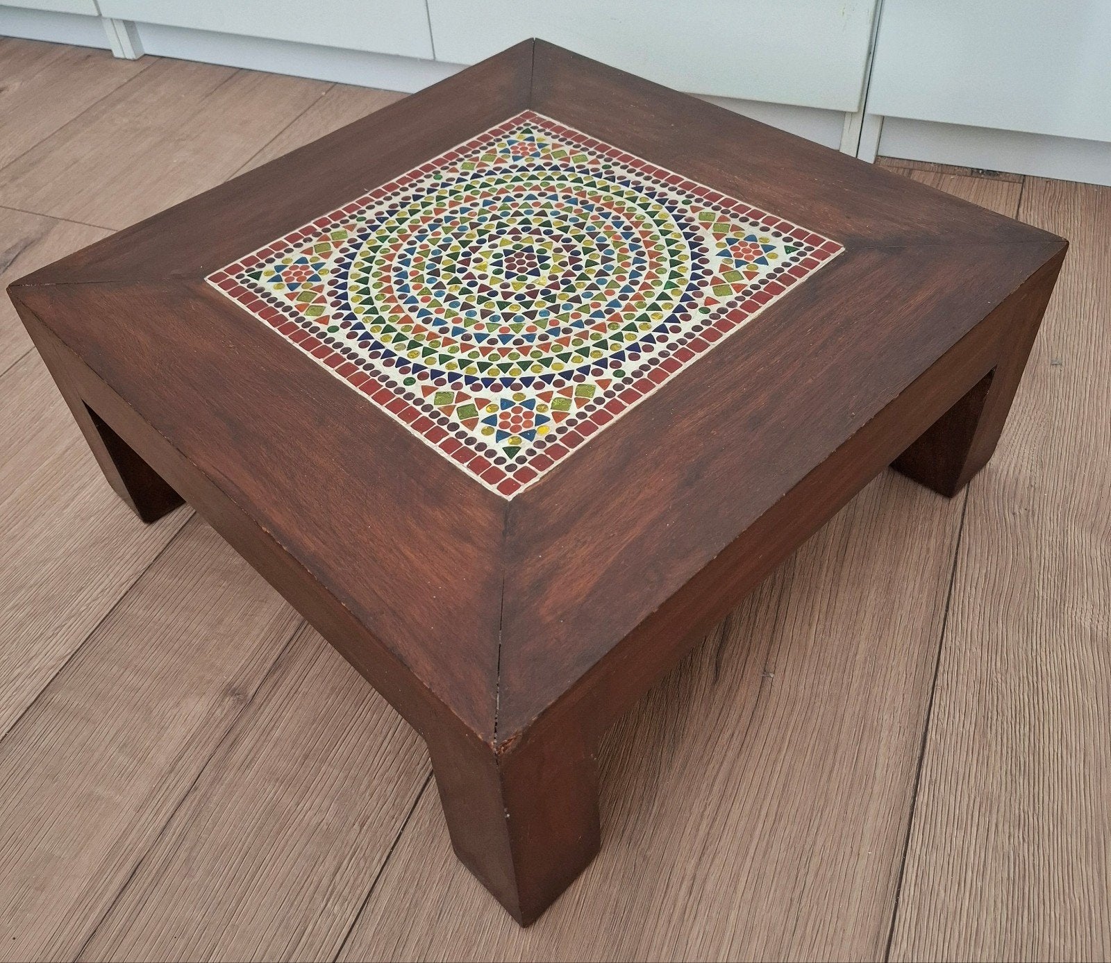 Houten oosterse bijzettafel met mozaïek inleg 60x60x20 cm, Ophalen, Minder dan 45 cm, Gebruikt, Bohemian, Oosters, Decoratief