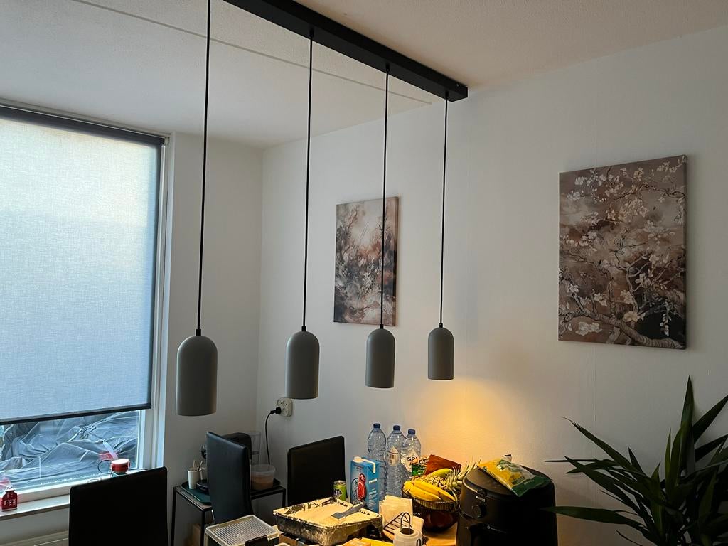 Moderne design hanglamp met 4 grijze kappen, Huis en Inrichting, Lampen | Hanglampen, Ophalen, Zo goed als nieuw, Metaal