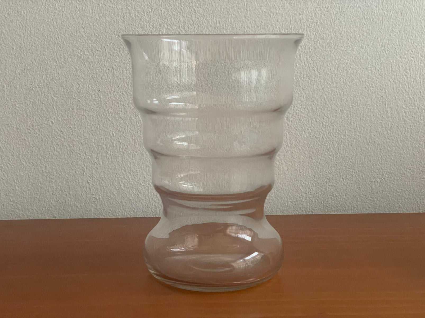 K.P. C. de Bazel: vaasje model 'S, 140 mm Leerdam 1918/1950, Antiek en Kunst, Antiek | Glas en Kristal, Ophalen of Verzenden