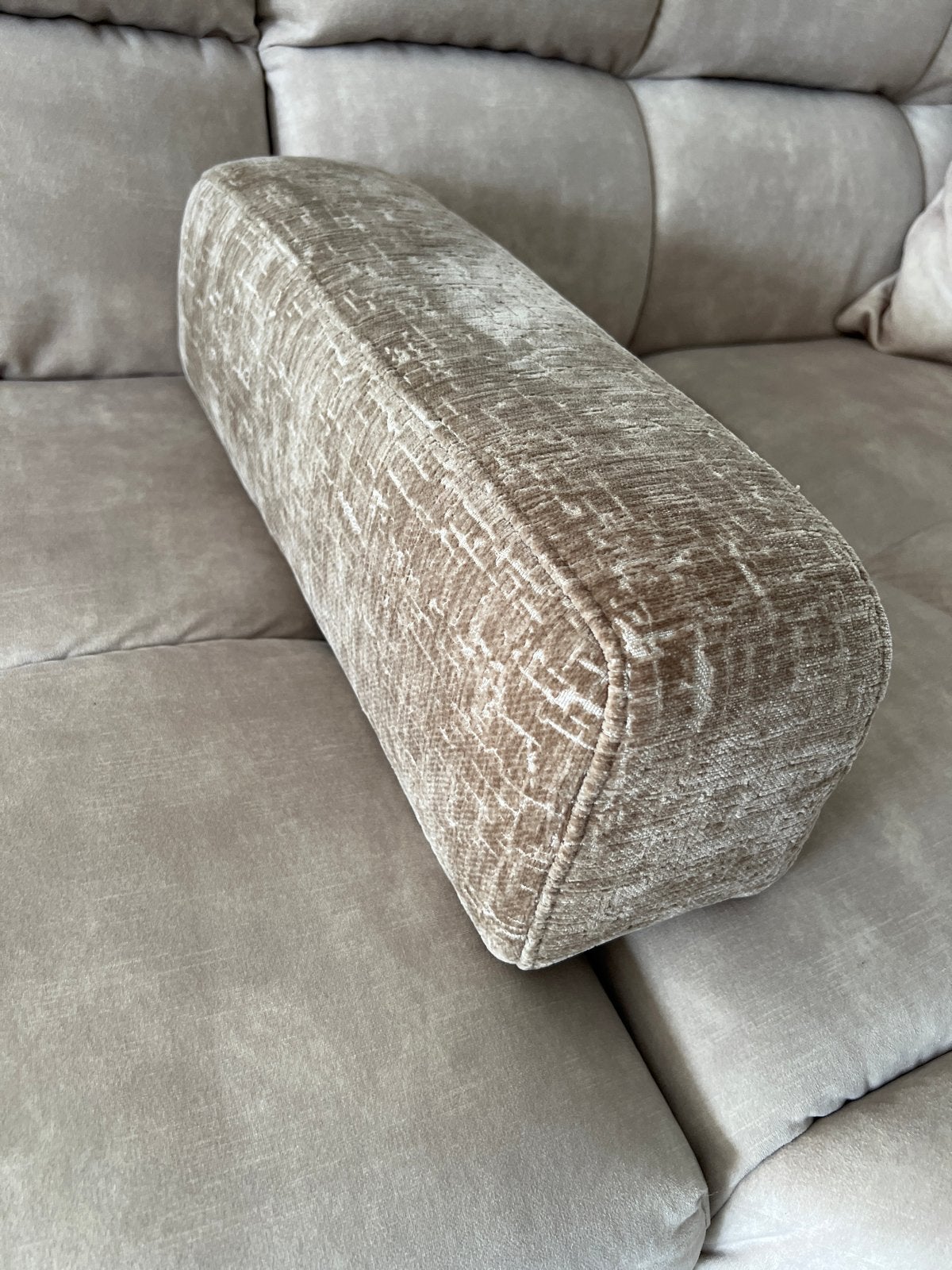 Beige rolkussen met patroon en metalen standaard, Overige merken, Beige, Nieuw, Ophalen of Verzenden