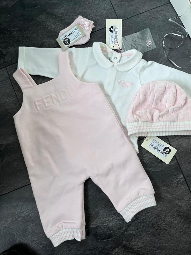 Fendi Baby Set: Romper, Muts, Shirt & Sokjes - Nieuw!, Kinderen en Baby's, Ophalen of Verzenden, Nieuw, Fendi, Meisje
